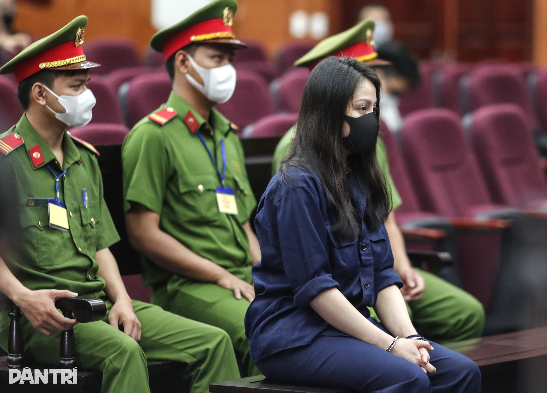 An ninh siết chặt nhiều vòng ở phiên tòa dì ghẻ hành hạ bé gái 8 tuổi - 1 An ninh siết chặt nhiều vòng ở phiên tòa dì ghẻ hành hạ bé gái 8 tuổi - 1