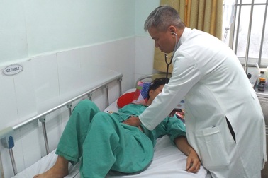 Hôn mê sâu sau khi uống thuốc mua trên mạng