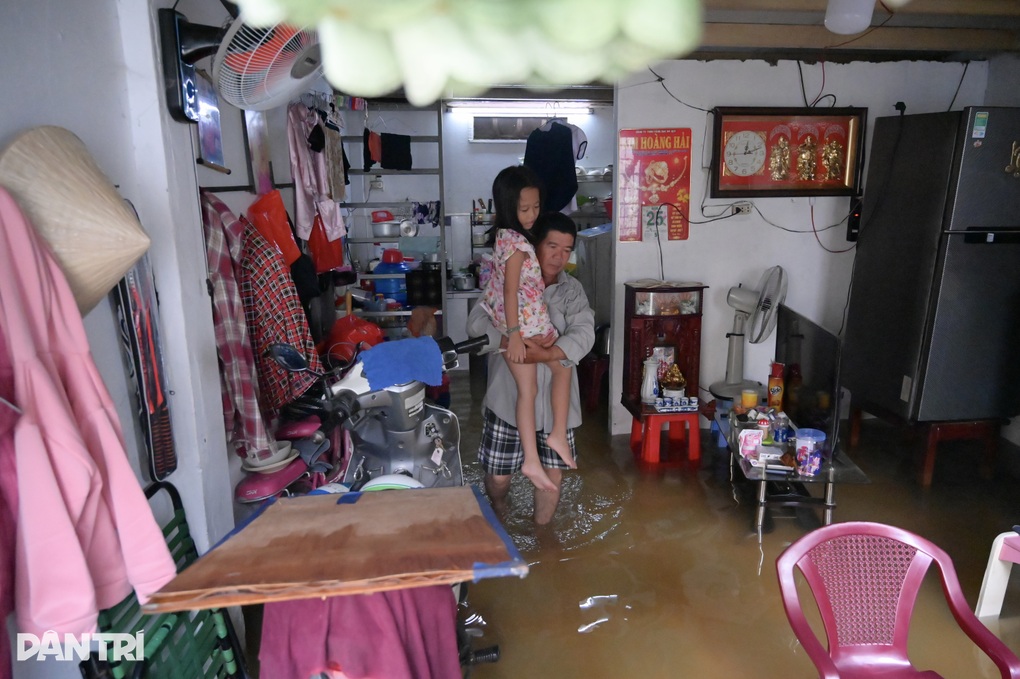 Đường biến thành sông, nhiều hàng quán ở TPHCM phải đóng cửa - 4 Đường biến thành sông, nhiều hàng quán ở TPHCM phải đóng cửa - 4