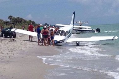 Máy bay hạ cánh khẩn trên bãi biển Mỹ, 1 người thiệt mạng