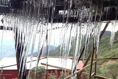 Băng giá xuất hiện trên đỉnh Fansipan, Sa Pa rét 10 độ C