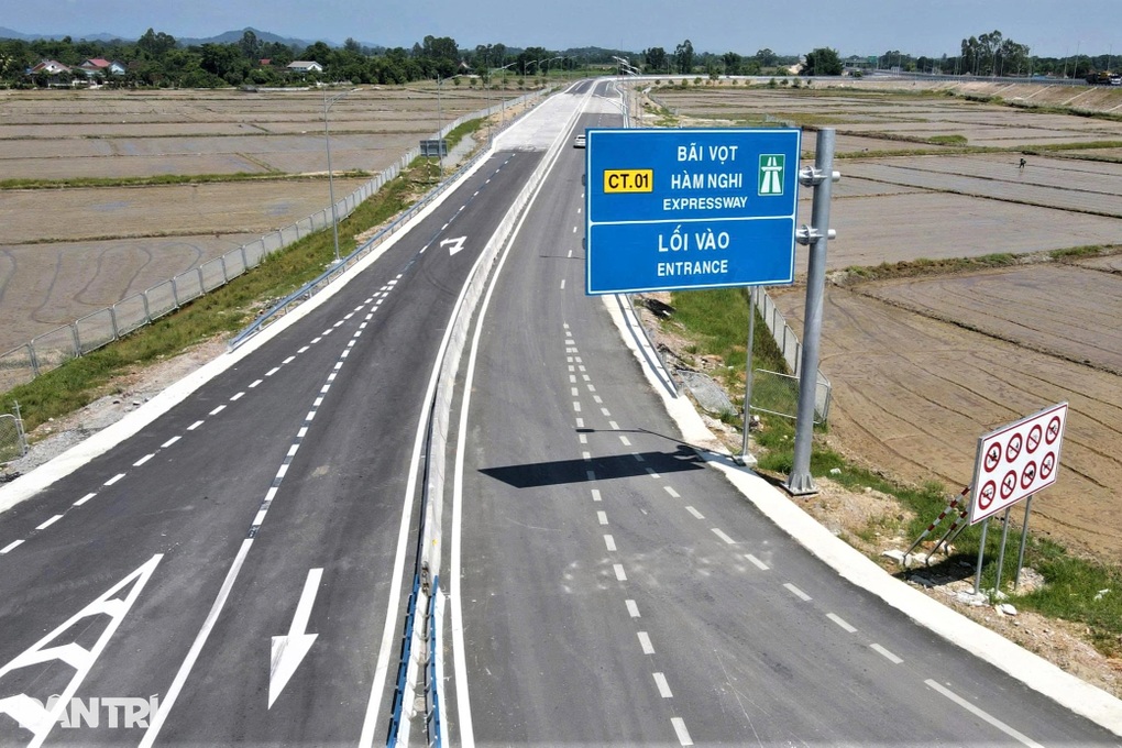 Biển báo như đánh đố khiến nhiều tài xế đi lòng vòng trên cao tốc - 1 Biển báo như đánh đố khiến nhiều tài xế đi lòng vòng trên cao tốc - 1