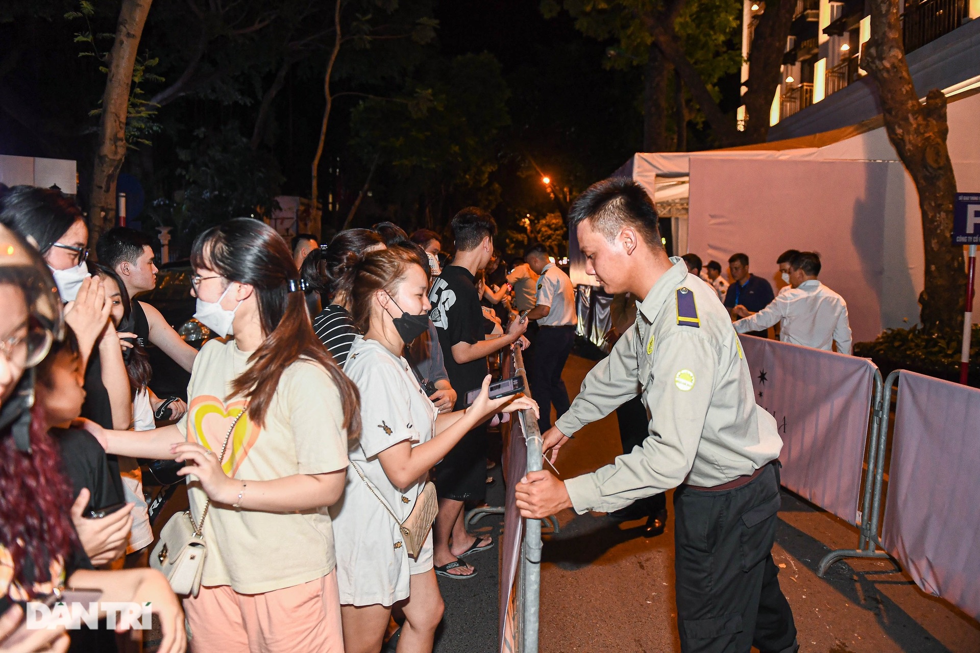 Fan quây kín khách sạn sang trọng được cho là nơi Blackpink lưu trú - 15 Fan quây kín khách sạn sang trọng được cho là nơi Blackpink lưu trú - 15