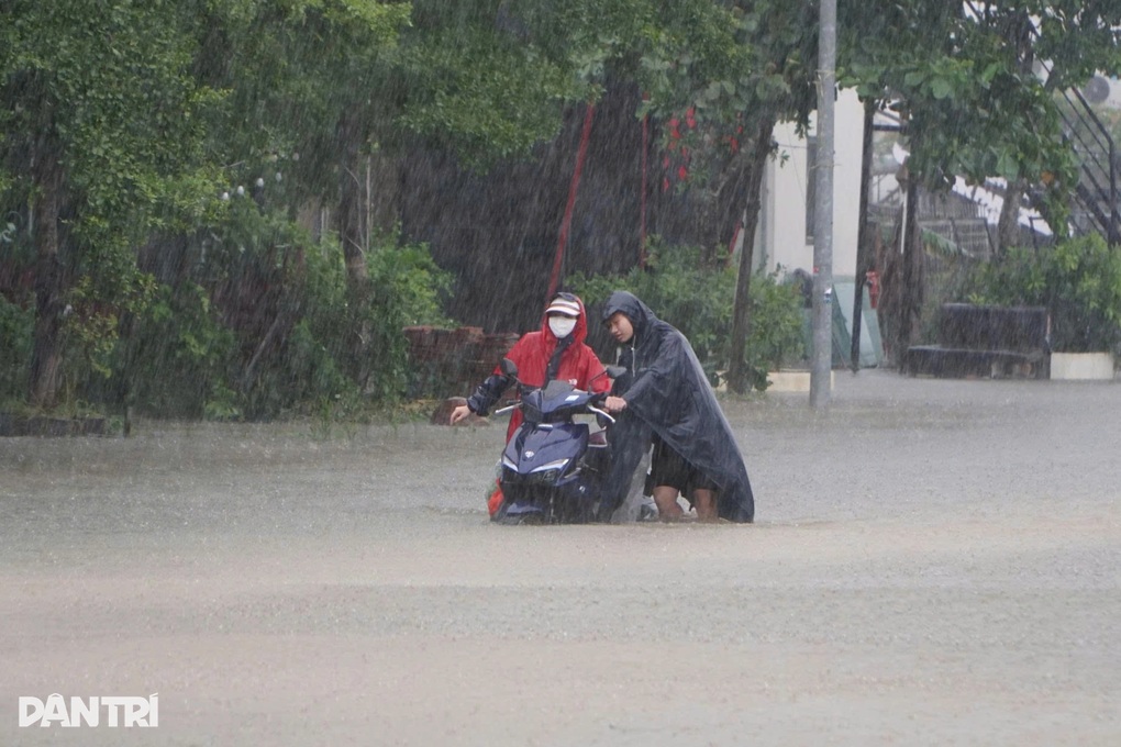 Hàng trăm người dân tại Thanh Hóa, Nghệ An bị chia cắt và phải di tản - 3