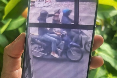 Cướp giật dây chuyền vàng ở TPHCM, nam thanh niên nhờ mẹ mang đi bán