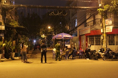 TPHCM: Trắng đêm phong toả khu dân cư có người nghi nhiễm Covid-19