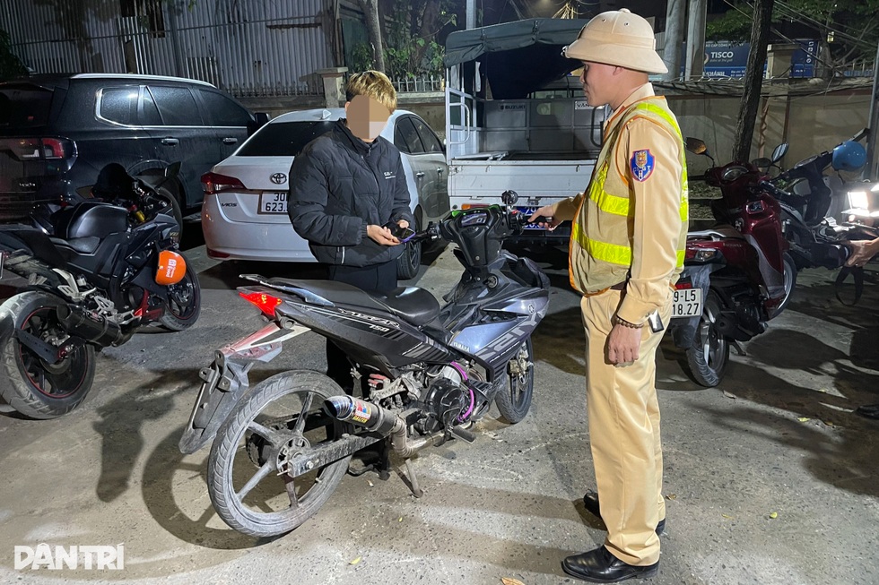 Gần 100 cảnh sát tuần tra truy bắt quái xế trong đêm - 4 Gần 100 cảnh sát tuần tra truy bắt quái xế trong đêm - 4