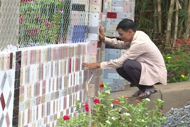 Độc lạ những căn nhà Việt có hàng rào được ốp bằng iPhone và tivi