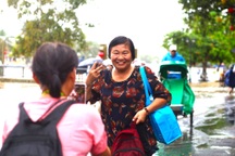 Du khách check-in mùa nước lụt ở phố cổ Hội An