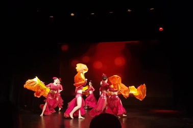Màn trình diễn rực rỡ sắc màu của vũ công Đỗ Hồng Hạnh và các học trò