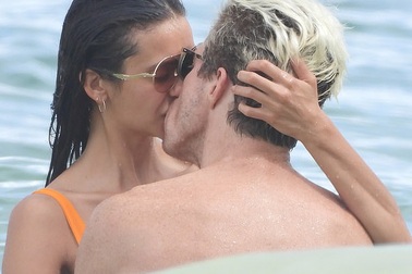 Nina Dobrev tình tứ hôn bạn trai trên biển