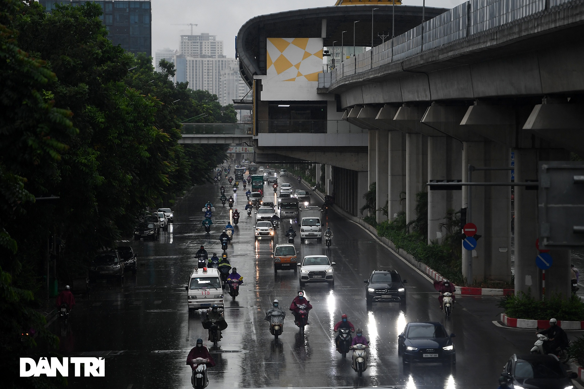 Bầu trời Hà Nội tối sầm sau mưa, xe cộ bật đèn pha lưu thông giữa ban ngày - 9 Bầu trời Hà Nội tối sầm sau mưa, xe cộ bật đèn pha lưu thông giữa ban ngày - 9