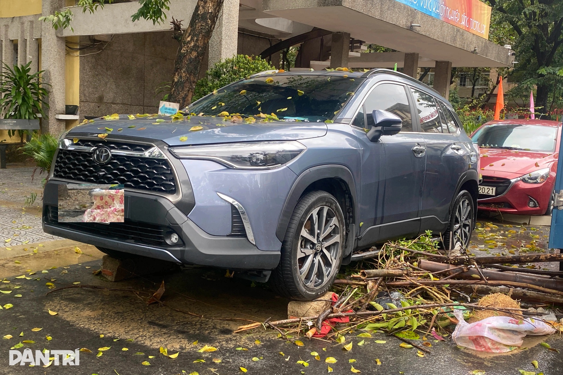 Người dân Huế oằn mình dọn bùn non, rác thải và sửa xe sau lũ - 15 Người dân Huế oằn mình dọn bùn non, rác thải và sửa xe sau lũ - 15