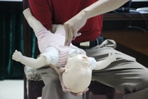 Cách sơ cứu cực kỳ đơn giản khi trẻ nhỏ bị dị vật đường thở