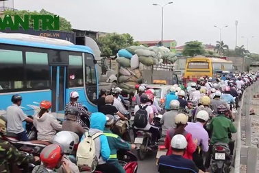 Dòng người đổ về quê nghỉ lễ, QL5 ùn tắc kinh hoàng 1 chiều