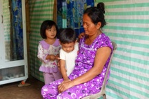 Mẹ già chăm 2 cháu cho con gái đi làm công nhân trả nợ thay chồng