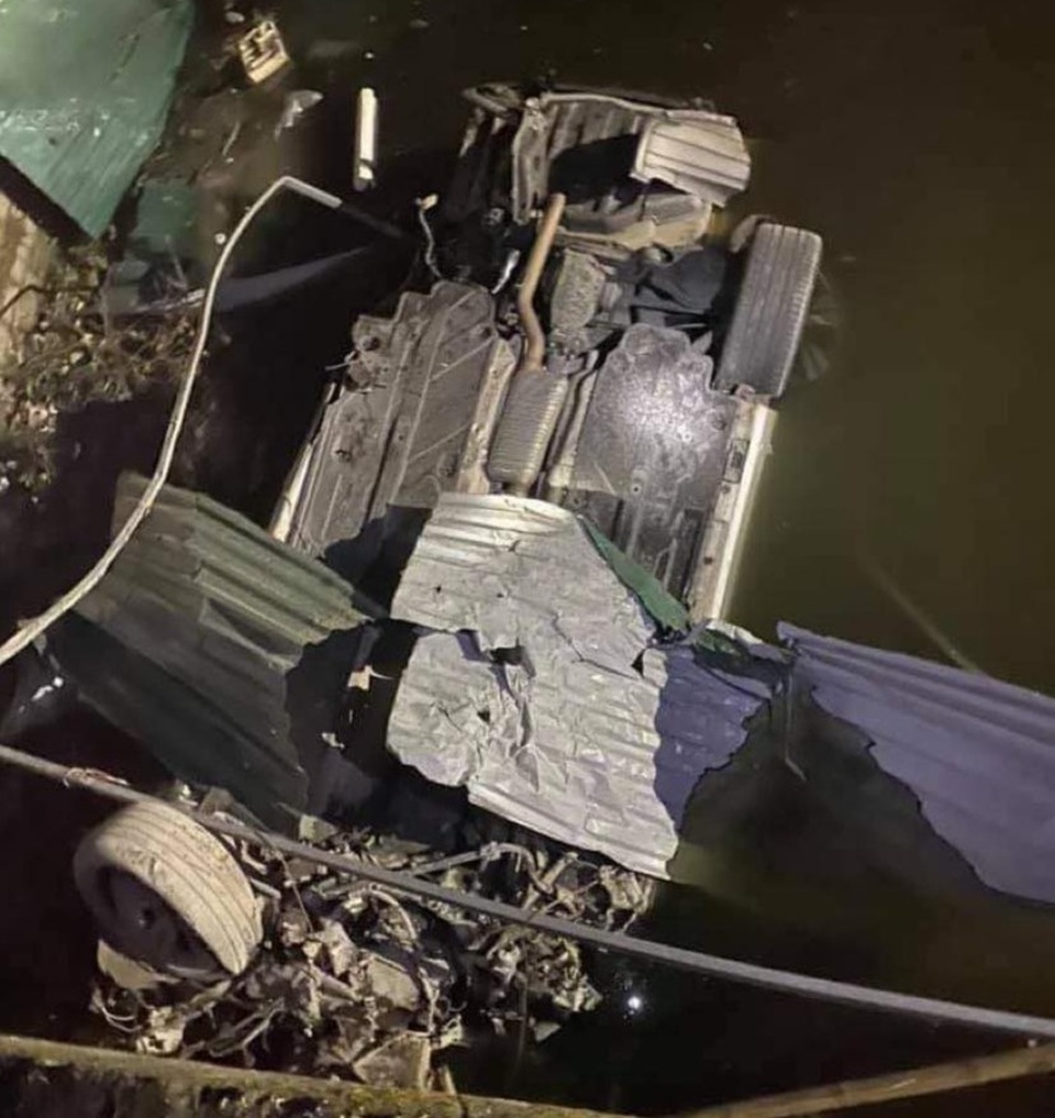 Xe Mercedes phơi bụng dưới kênh, tài xế tử vong - 1 Xe Mercedes phơi bụng dưới kênh, tài xế tử vong - 1