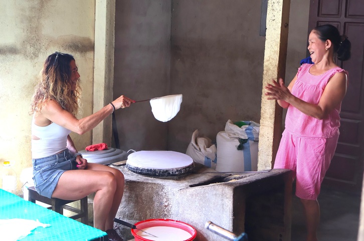Lò mì quảng ở Đà Nẵng 25 năm chỉ tráng bằng trấu, hút khách quốc tế
