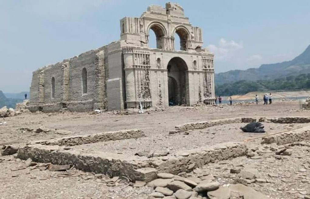 Nhà thờ 500 năm bất ngờ nổi lên giữa hồ cạn trơ đáy vì hạn hán ở Mexico - 1 Nhà thờ 500 năm bất ngờ nổi lên giữa hồ cạn trơ đáy vì hạn hán ở Mexico - 1