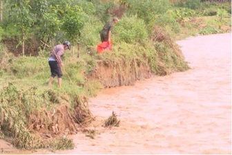 Ra sông bắt cá giữa mưa lũ, một người bị nước cuốn mất tích