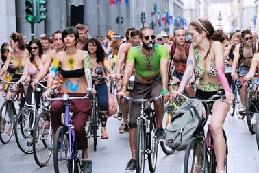 Khỏa thân đạp xe để cổ vũ phong trào đi xe đạp