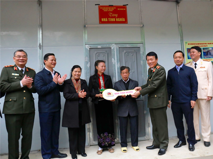 Thứ trưởng Lương Tam Quang; Bí thư Tỉnh uỷ Lai Châu Giàng Páo Mỷ cùng các đại biểu tháo băng khánh thành nhà và tặng quà 02 hộ gia đình tại tổ dân phố Pa So, thị trấn Phong Thổ, huyện Phong Thổ.