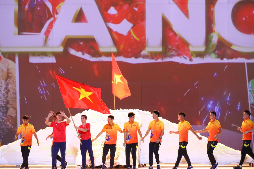 Duy Mạnh, Hai Long tái hiện những khoảnh khắc lịch sử của bóng đá Việt Nam - 3 Duy Mạnh, Hai Long tái hiện những khoảnh khắc lịch sử của bóng đá Việt Nam - 3