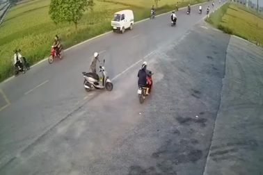 Xe máy "kẹp ba" lao xuống ruộng vì không làm chủ tốc độ