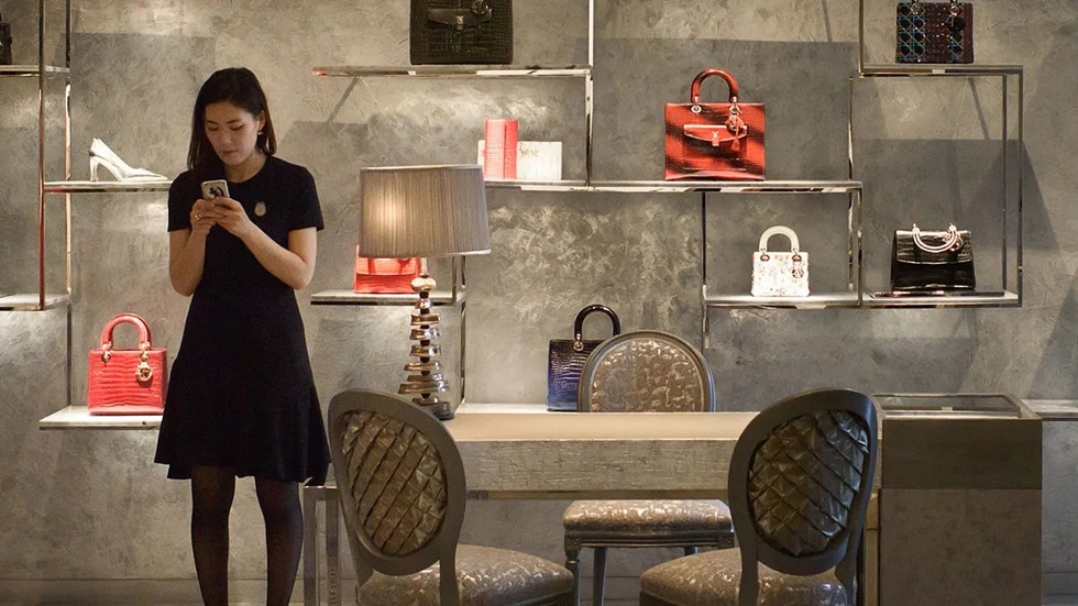 Giới trẻ Hàn Quốc ngập trong nợ nần vì cố mua hàng hiệu - 2 Giới trẻ Hàn Quốc ngập trong nợ nần vì cố mua hàng hiệu - 2