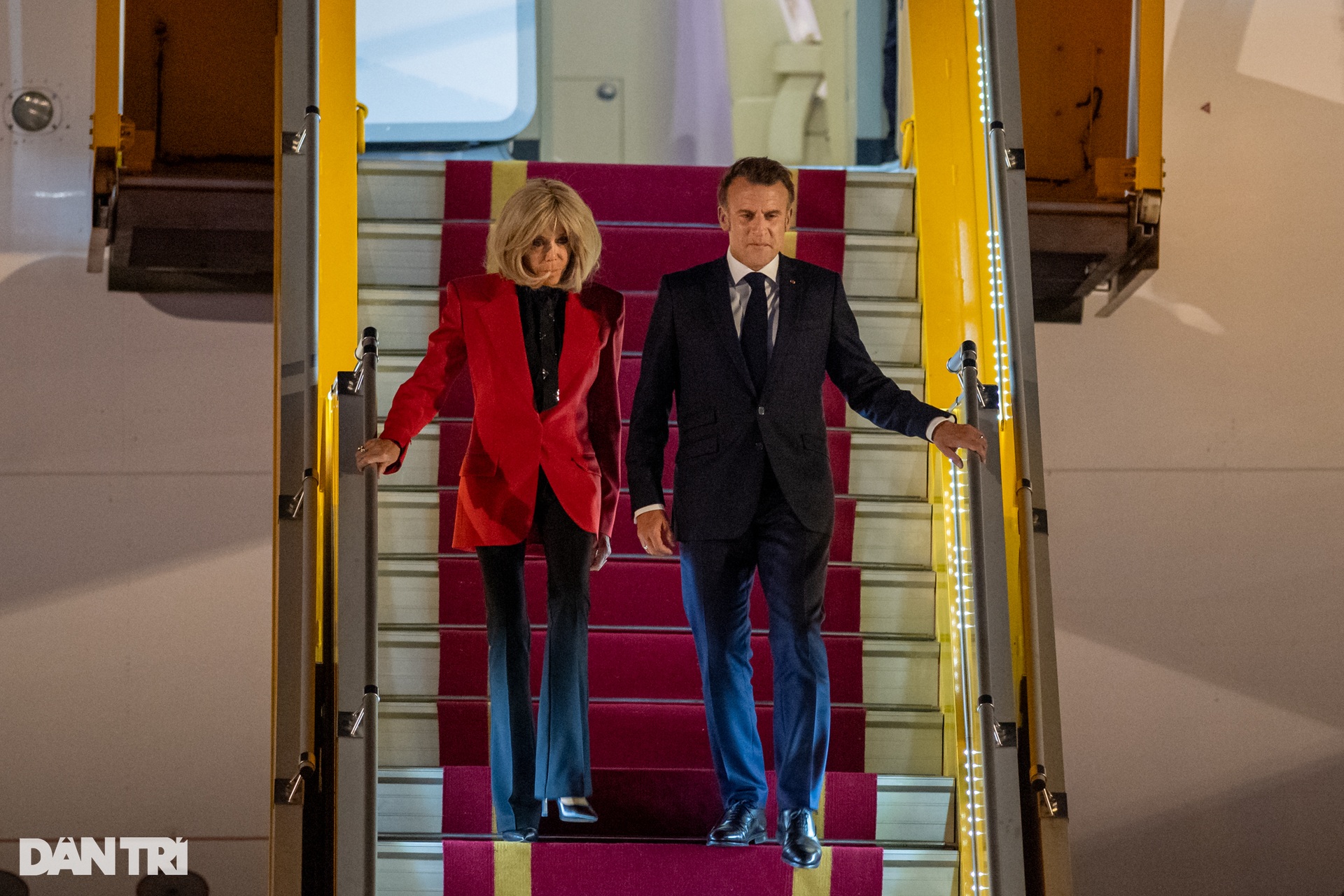 Hình ảnh Tổng thống Pháp Emmanuel Macron cùng Phu nhân tại sân bay Nội Bài - 4 Hình ảnh Tổng thống Pháp Emmanuel Macron cùng Phu nhân tại sân bay Nội Bài - 4