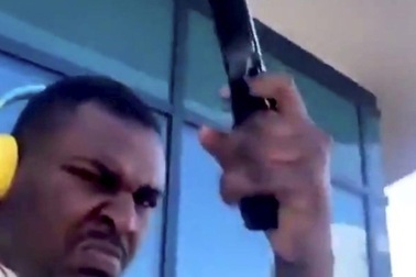 "Số nhọ" ra ban công bắn súng lên trời cho đỡ buồn, bị cảnh sát tóm ngay