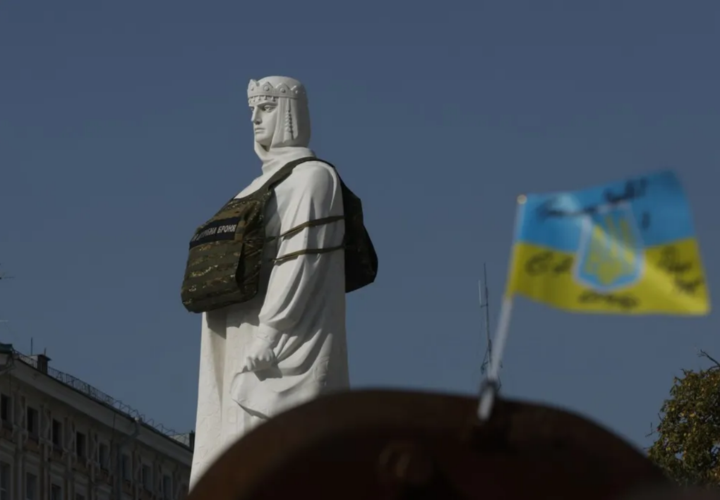 Tượng thánh ở Ukraine được mặc áo chống đạn - 2 Tượng thánh ở Ukraine được mặc áo chống đạn - 2