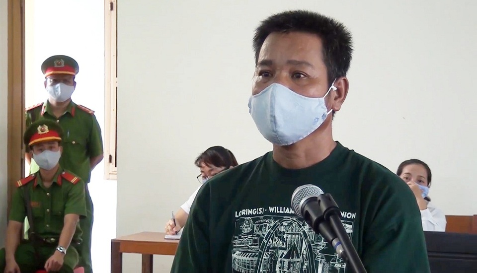 Người đàn ông cắn tay công an khi bị nhắc đeo khẩu trang nhận 9 tháng tù - 1 Người đàn ông cắn tay công an khi bị nhắc đeo khẩu trang nhận 9 tháng tù - 1