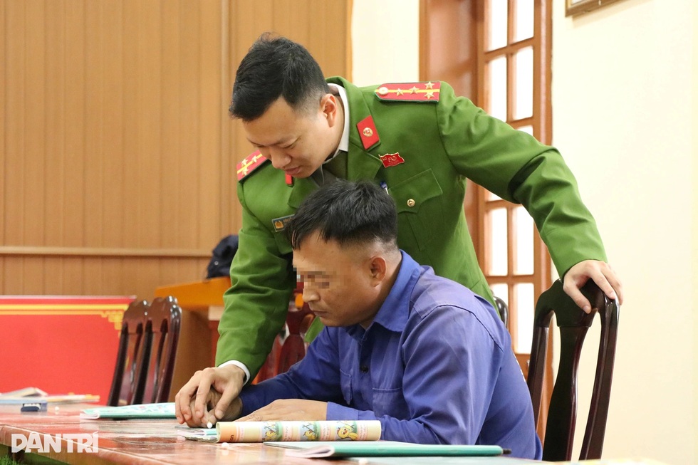 Người đàn ông 20 năm nghiện ma túy rưng rưng lần đầu tiên viết tên mình - 4 Người đàn ông 20 năm nghiện ma túy rưng rưng lần đầu tiên viết tên mình - 4