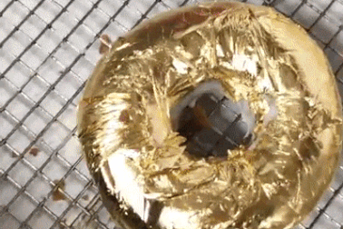 Ngắm nhìn bánh ngọt phủ vàng giá gần 2,3 triệu đồng