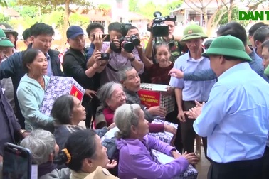 Thủ tướng kiểm tra công tác khắc phục và tặng quà người dân vùng lũ