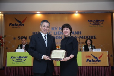Lễ ký kết hợp tác liên doanh giữa Công ty sơn Kelly-Moore và Công ty Sơn Falcon