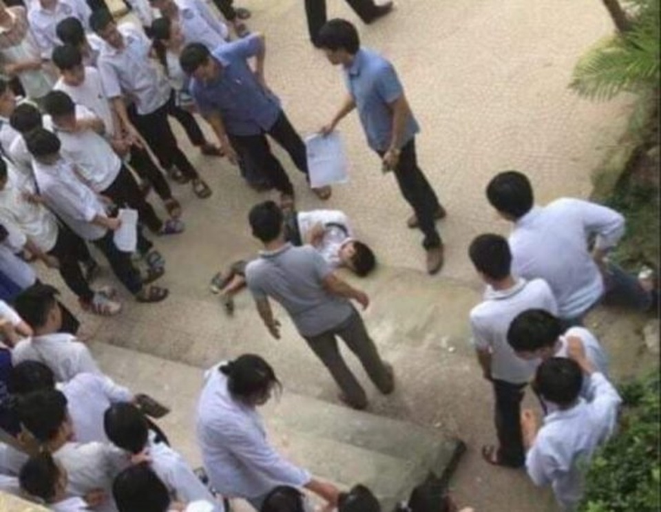 Thanh Hóa: Nam sinh lớp 10 bất ngờ nhảy từ tầng 2 xuống sân trường - 1 Thanh Hóa: Nam sinh lớp 10 bất ngờ nhảy từ tầng 2 xuống sân trường - 1