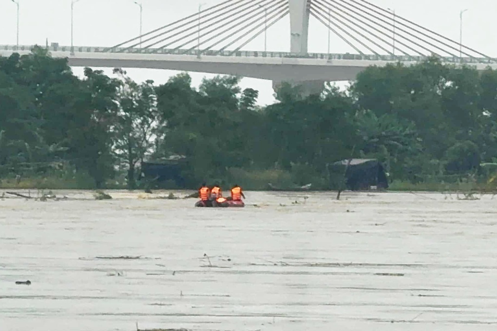 Lũ lên quá nhanh khiến 8 người mắc kẹt giữa sông Trà Khúc - 1 Lũ lên quá nhanh khiến 8 người mắc kẹt giữa sông Trà Khúc - 1