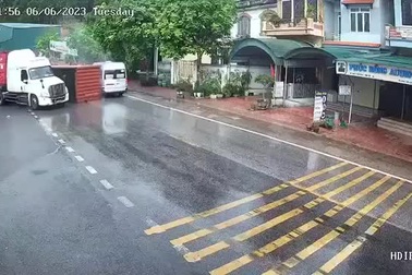 Ôm cua đường trơn, xe container hất bay xe biển xanh