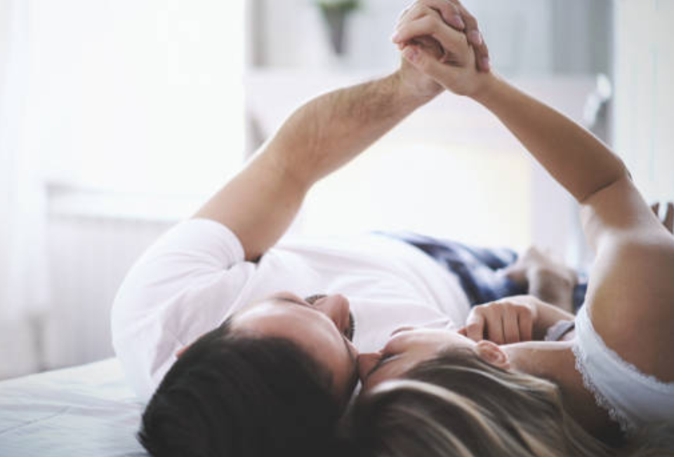 Nụ hôn trước giờ đi làm và cái nắm tay trước giờ đi ngủ - 1