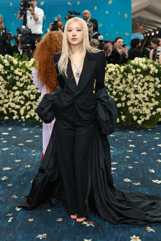 Lisa diện mốt nội y gợi cảm, đối lập với Jennie kín đáo tại Met Gala - 6