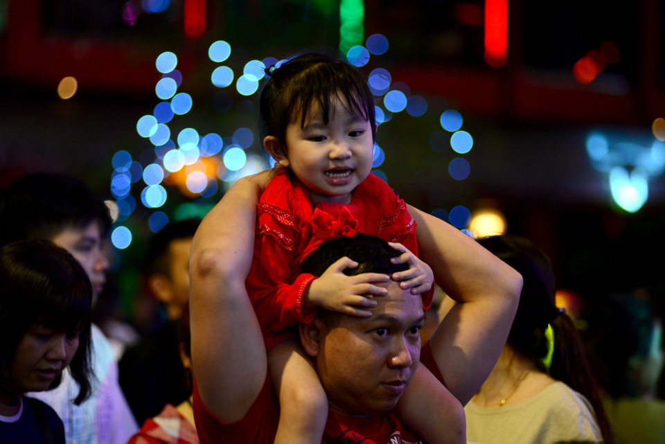 Những em bé đáng yêu trong đêm Giáng sinh trên phố Tây Sài Gòn - 6 Những em bé đáng yêu trong đêm Giáng sinh trên phố Tây Sài Gòn - 6