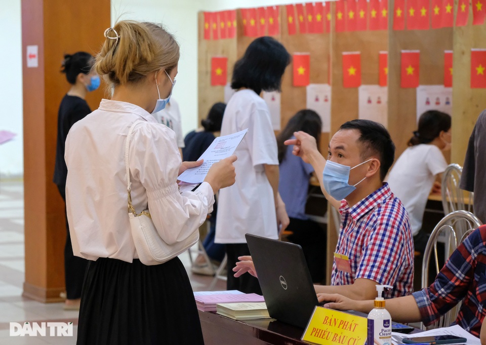 Cử tri trẻ Hà Nội bỡ ngỡ, tự hào trong lần đầu đi bỏ phiếu - 3 Cử tri trẻ Hà Nội bỡ ngỡ, tự hào trong lần đầu đi bỏ phiếu - 3