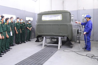 Tập huấn sơn xe tăng thiết giáp tham gia diễu binh dịp Quốc khánh 2/9