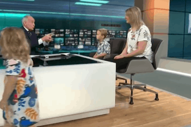 Bé gái leo lên bàn dẫn chương trình, “chiếm sóng” truyền hình trực tiếp