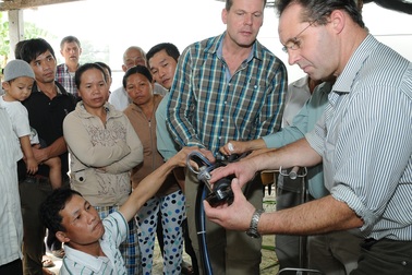 Nông dân Việt Nam tiếp cận kỹ thuật chăn nuôi bò sữa Hà Lan 