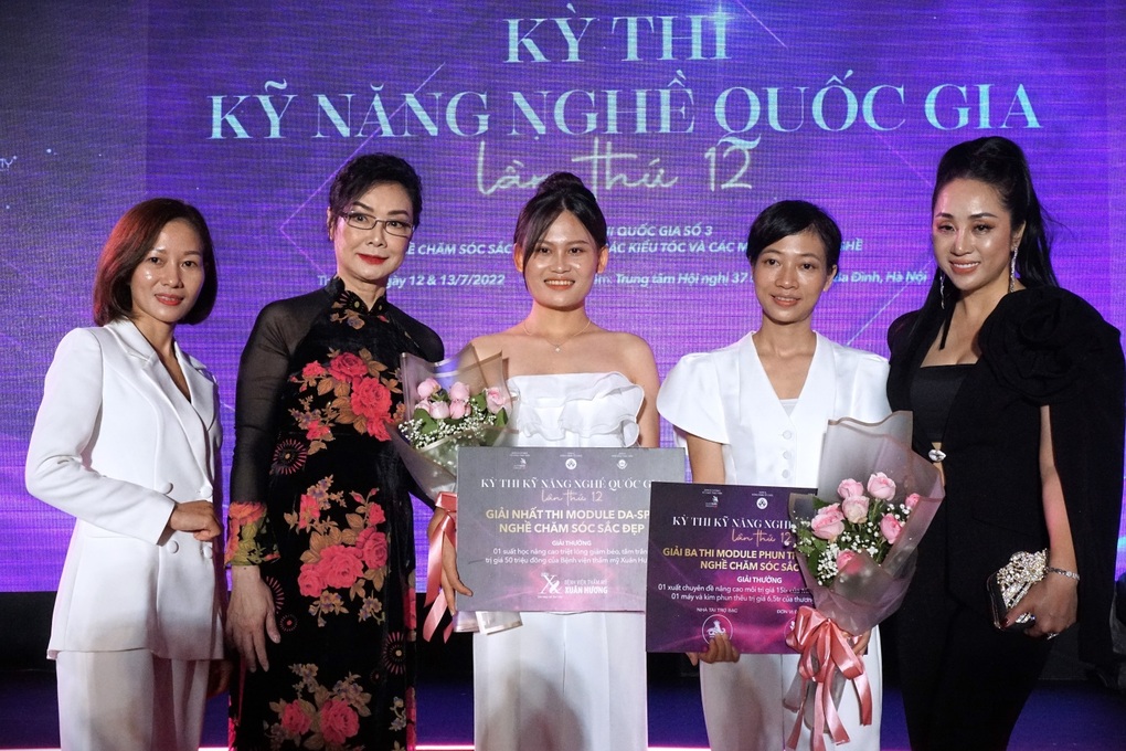 Lộ diện 6 thí sinh giải nhất nghề chăm sóc sắc đẹp và thiết kế kiểu tóc - 4 Lộ diện 6 thí sinh giải nhất nghề chăm sóc sắc đẹp và thiết kế kiểu tóc - 4