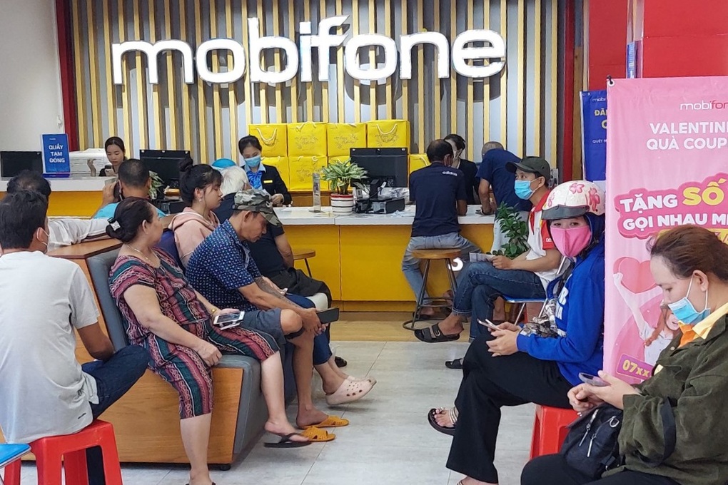 Lo bị khóa sim, người dân đổ xô đi cập nhật thông tin thuê bao điện thoại - 1 Lo bị khóa sim, người dân đổ xô đi cập nhật thông tin thuê bao điện thoại - 1
