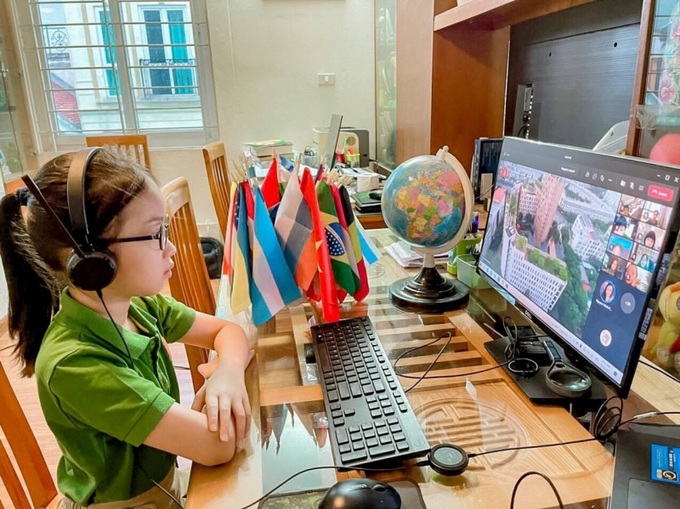 Trẻ em phải học online thời gian dài để phòng chống dịch Covid-19.


